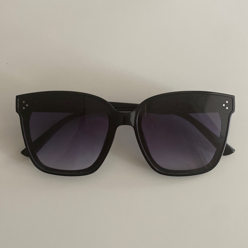 VINCE CAMUTO Sunglasses